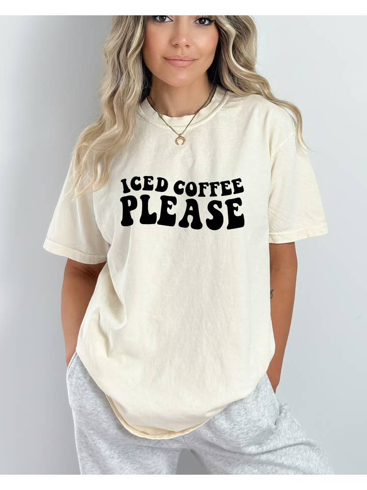 Desert Raine – Engroshandel T-shirt med print - Dame – Iced Coffee Please T-shirt - Kaffeelsker - Grafisk T-shirt