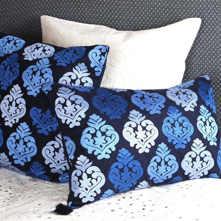 kussenhoes blauw 3 kleuren geborduurd voor wholesale door indradanush - art of textiles