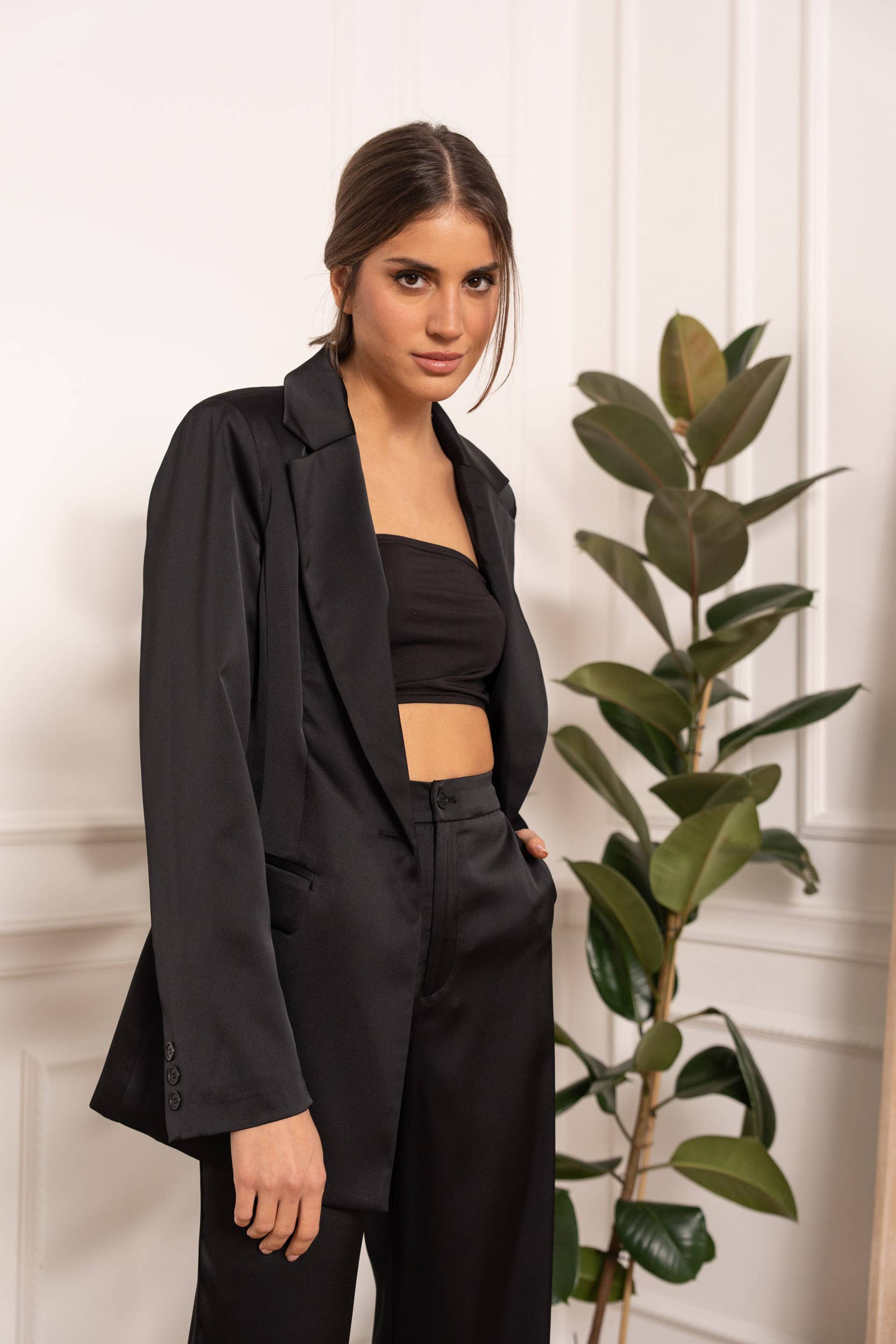 Attentif Paris – wholesale Kostymjacka – Dam – Smal skräddarsydd satinjacka med enfärgade knappar0