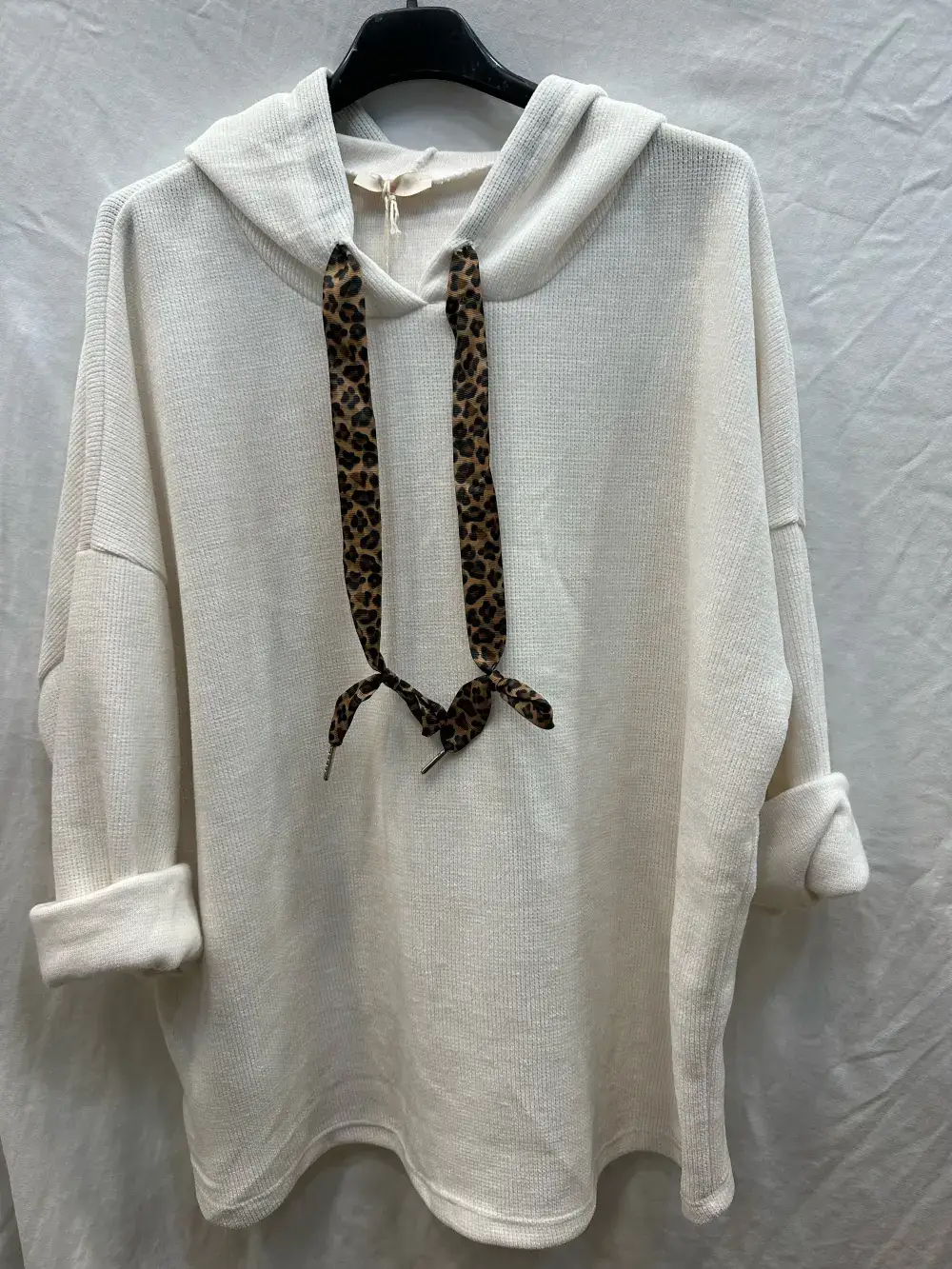 Mimi & Gogo – Großhandel Sweatshirt – Damen – Velourpullover mit Leoparden-Kordelzug1