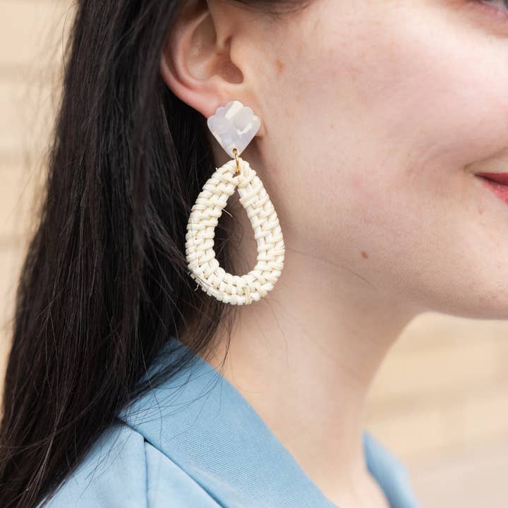 Spiffy & Splendid – wholesale Hängande örhängen – Malia-örhängen i lätt rotting – smycken för resortstil2