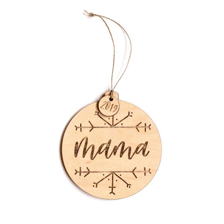 Ornement en bois Mama 2025 pour la vente par Justine Ma Design