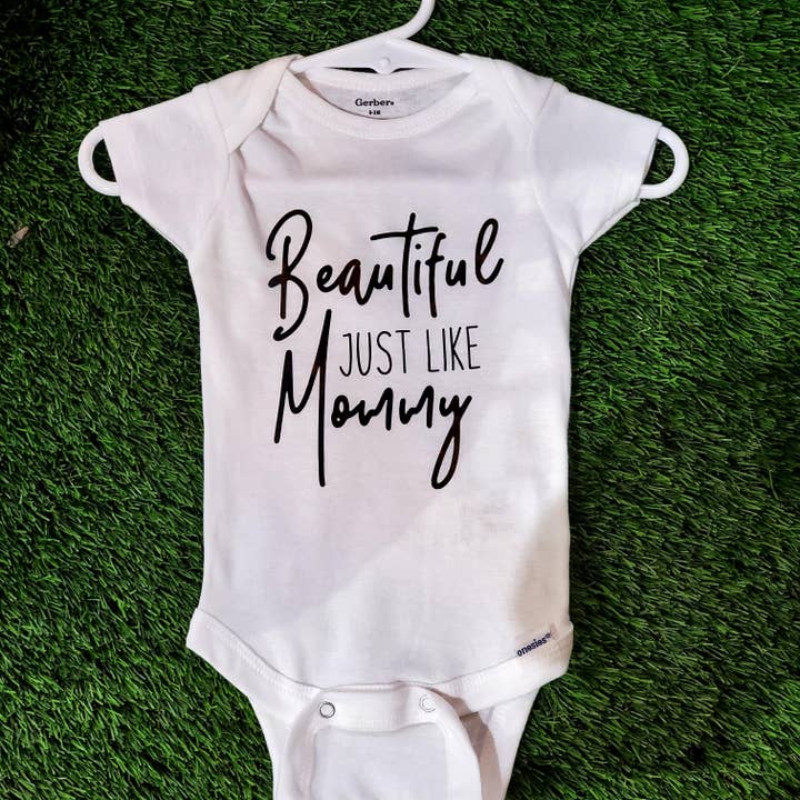 Schön wie Mama Onesie für den Großhandel von Driftwood Market Wholesale