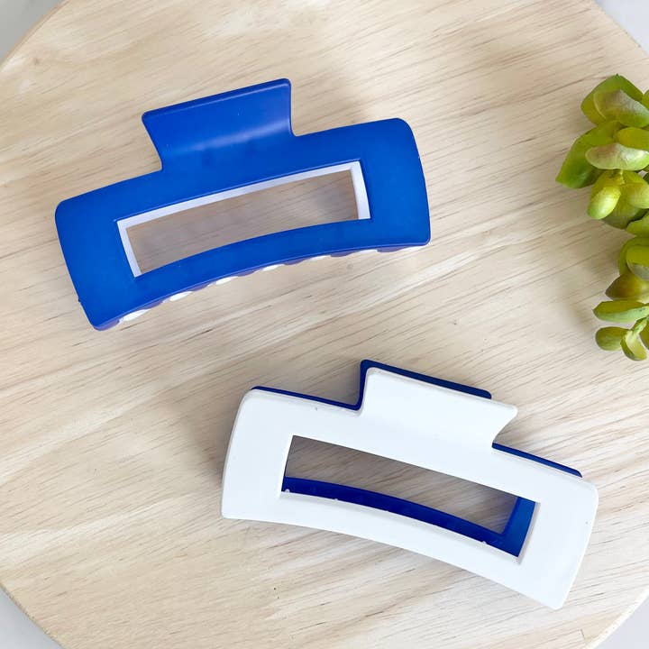 Pince à griffes bicolore - bleu royal et blanc pour la vente par MODish Design Co