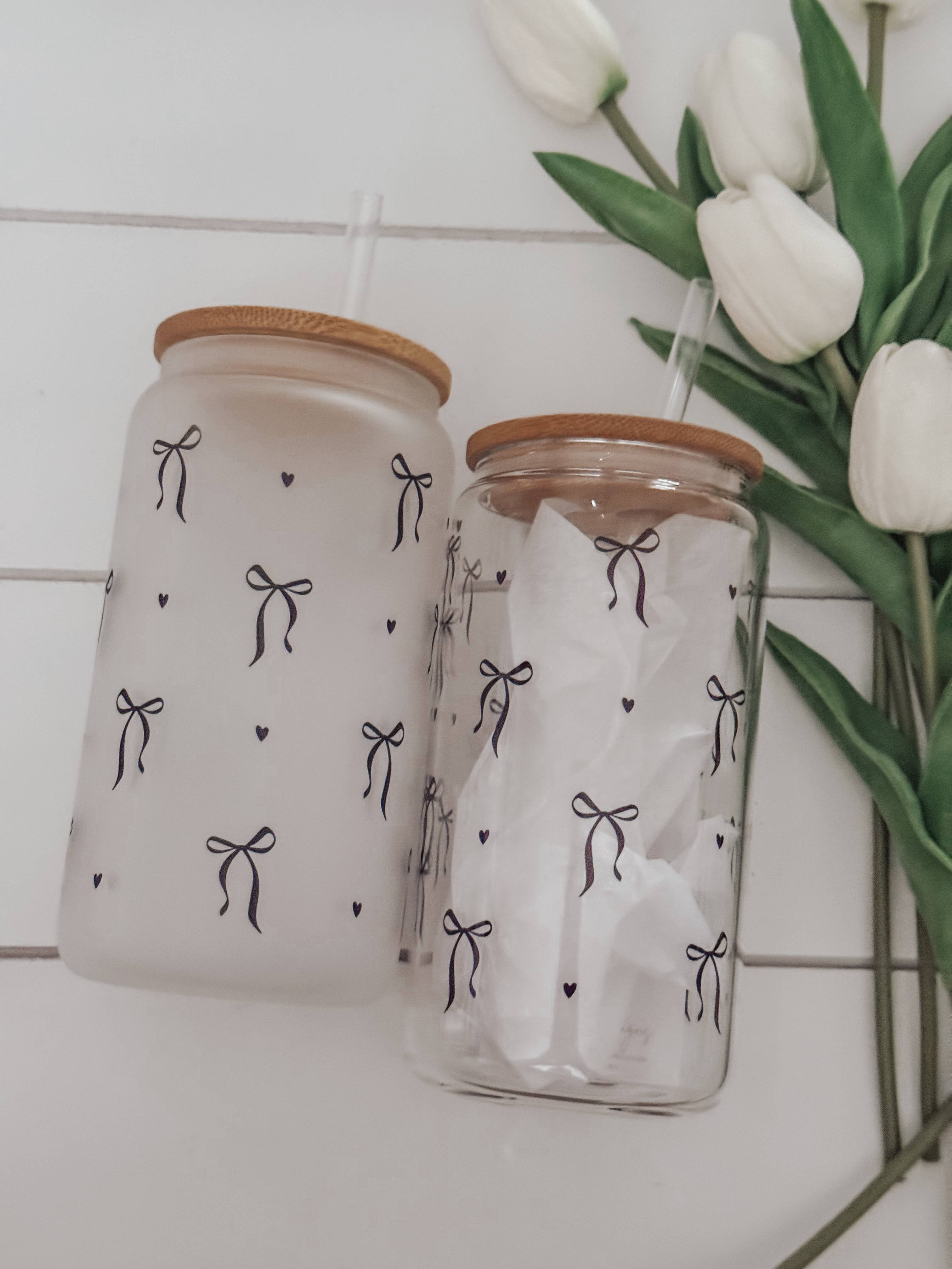 Emma K Designs - Vente Verre/tasse - Tasse en verre de 16 oz avec couvercle en bambou "Black Bows"5