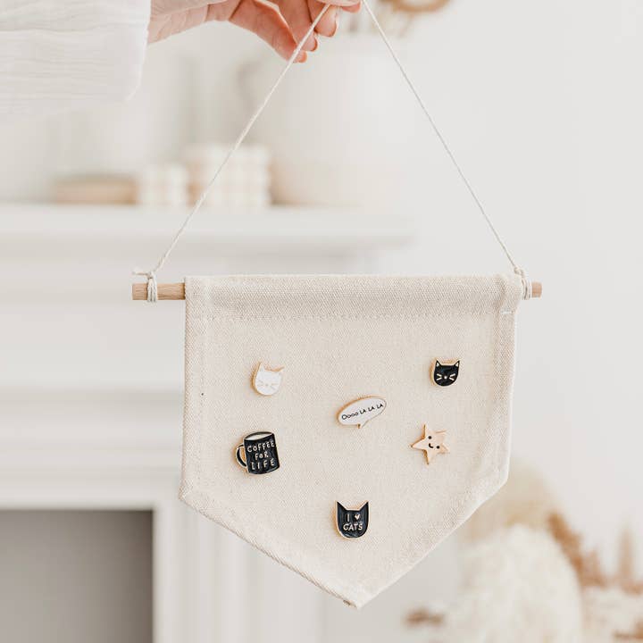 Jodie Gaul & Co - Wholesale Lapel Pin/Button - Gold Smiley Face Enamel Pin2