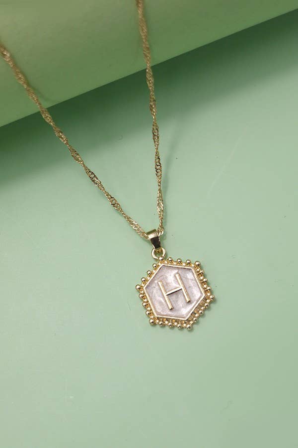 JOSSLYN by wall to wall - Venta al por mayor Collares con colgantes/abalorios - COLLAR CON DIJES EPOXÍDICOS HEXAGONALES CON MONOGRAMA INICIAL | 80N3384