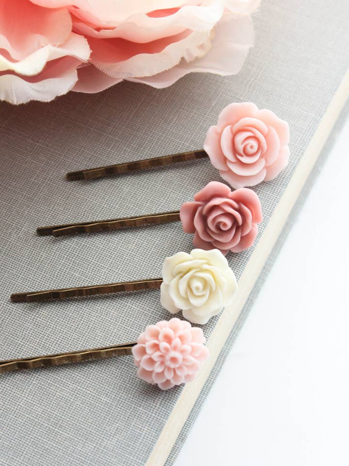 Épingles à cheveux fleur rose blush pour la vente par A Pocket of Posies