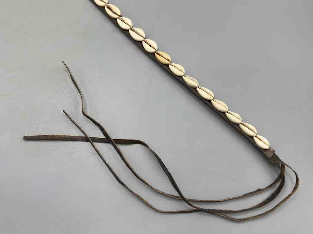 The Niger Bend – Großhandel Gürtel – Damen – Schmaler afrikanischer Krawattenverschluss aus echtem Kaurimuschelleder62