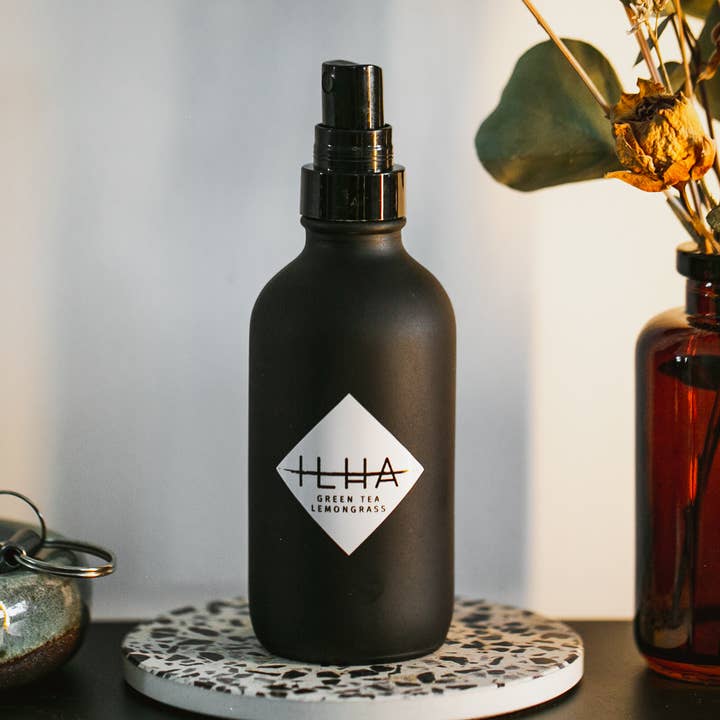 Thé vert à la citronnelle - 4 oz Room + Linen Mist pour la vente par ILHA Candles