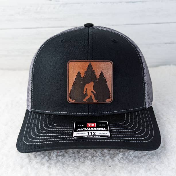 Cappello da camionista Bigfoot Richardson nero e grigio per la vendita all'ingrosso da parte di Trendy Tee Co.