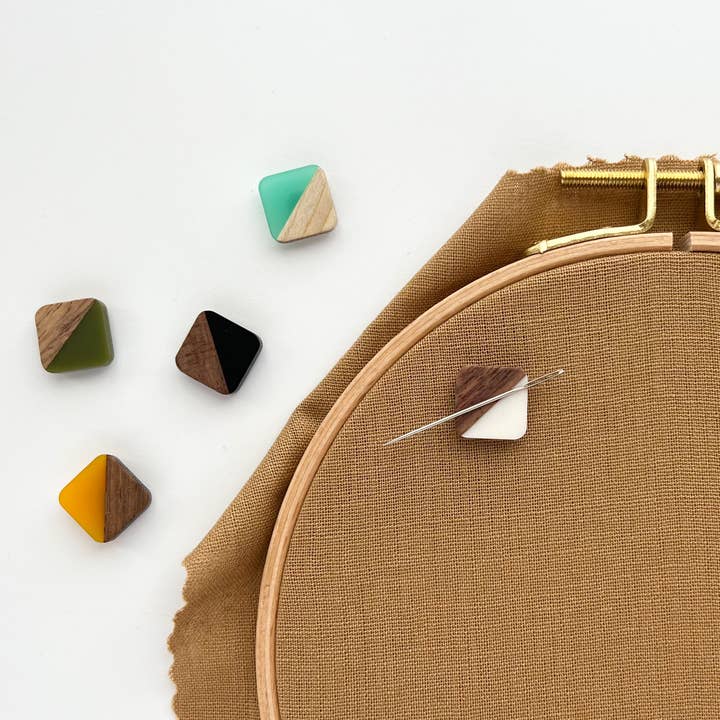 Matryoshka Doll Shop - Wholesale Embroidery/Cross Stitch Supplies - Square magnetic needle minder, needle magnet13