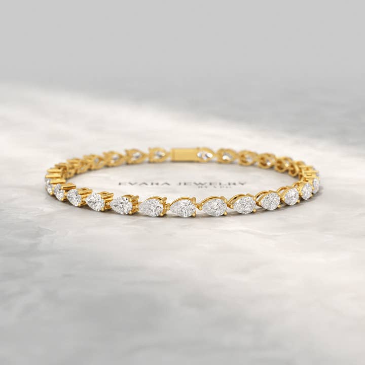 Bracelet de tennis de luxe en diamants taille poire de 11 carats pour la vente par Evara Jewelry