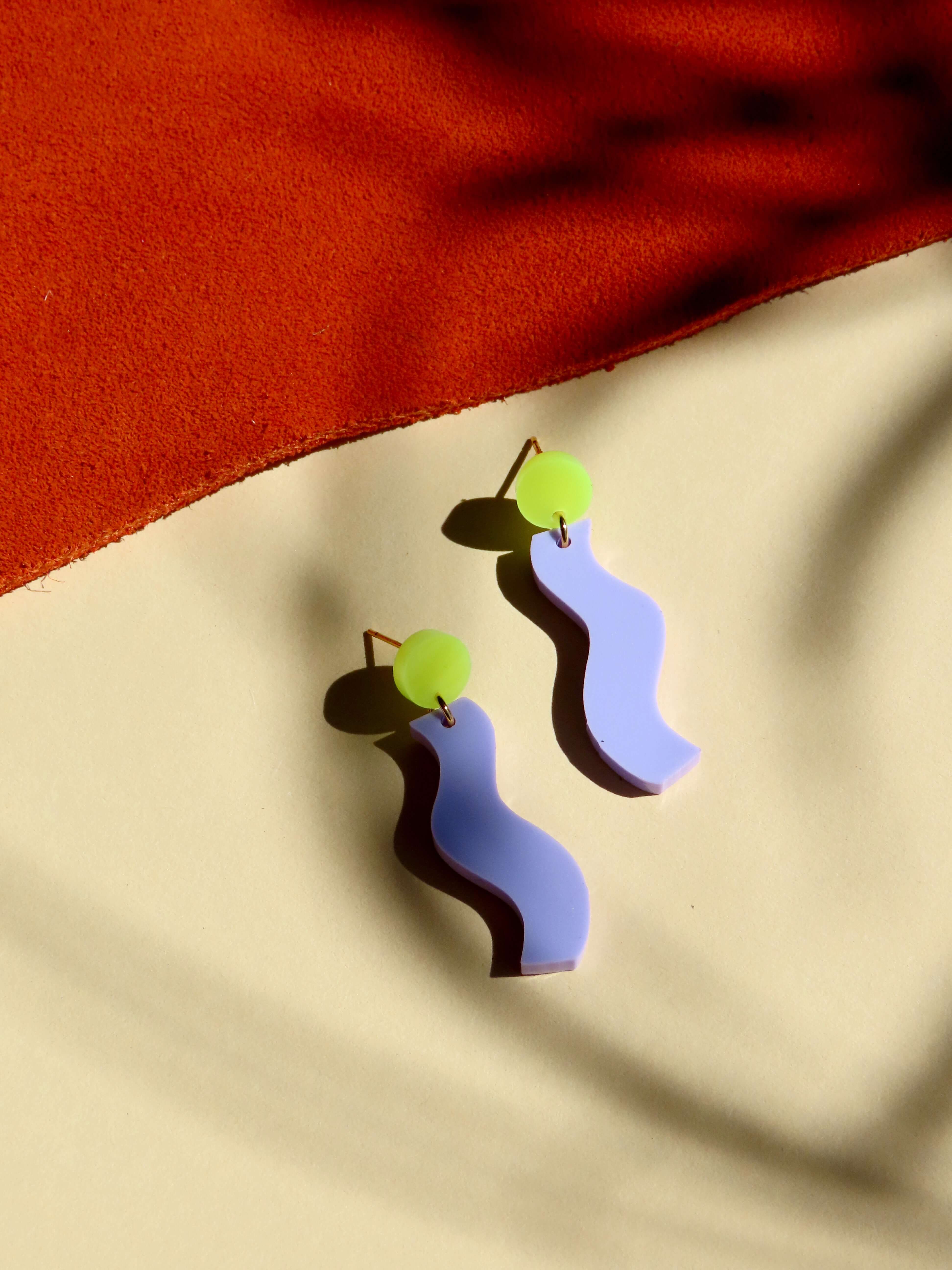 Niemalsmehrohne – Engroshandel Hængeøreringe og creoløreringe – Ormløse øreringe med rustfri stålpinde i neongul lilla1