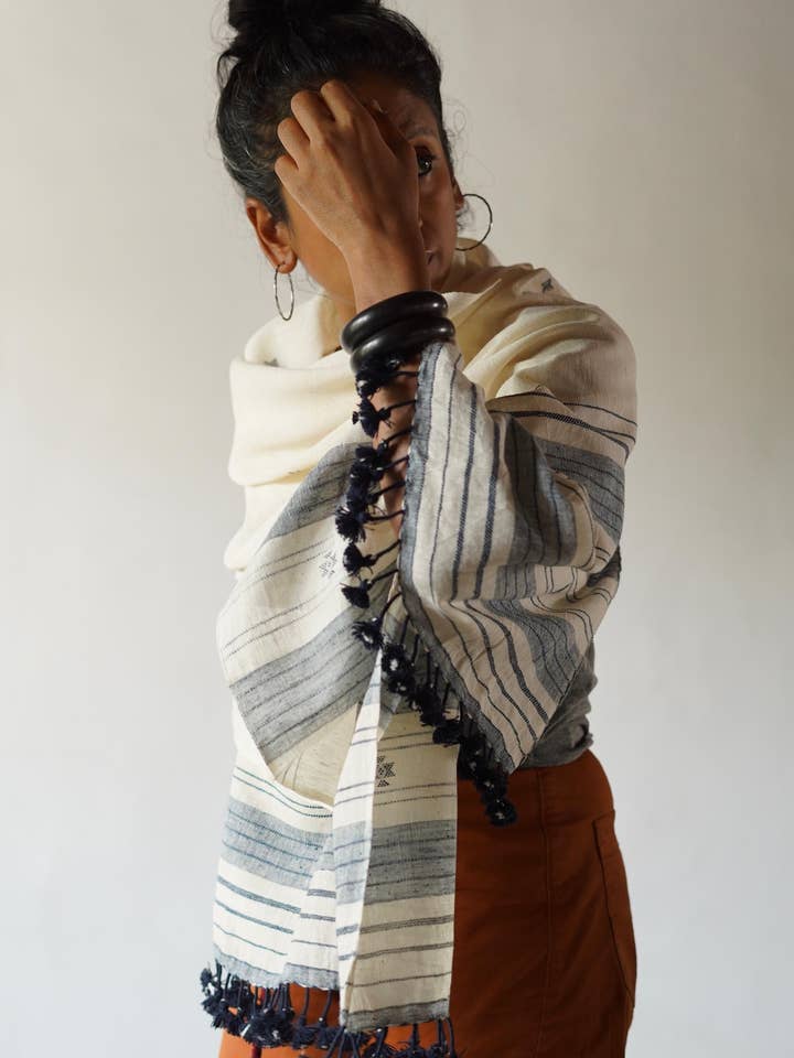 Écharpe en coton tissé indigène biologique et teinture naturelle pour la vente par Annahmol