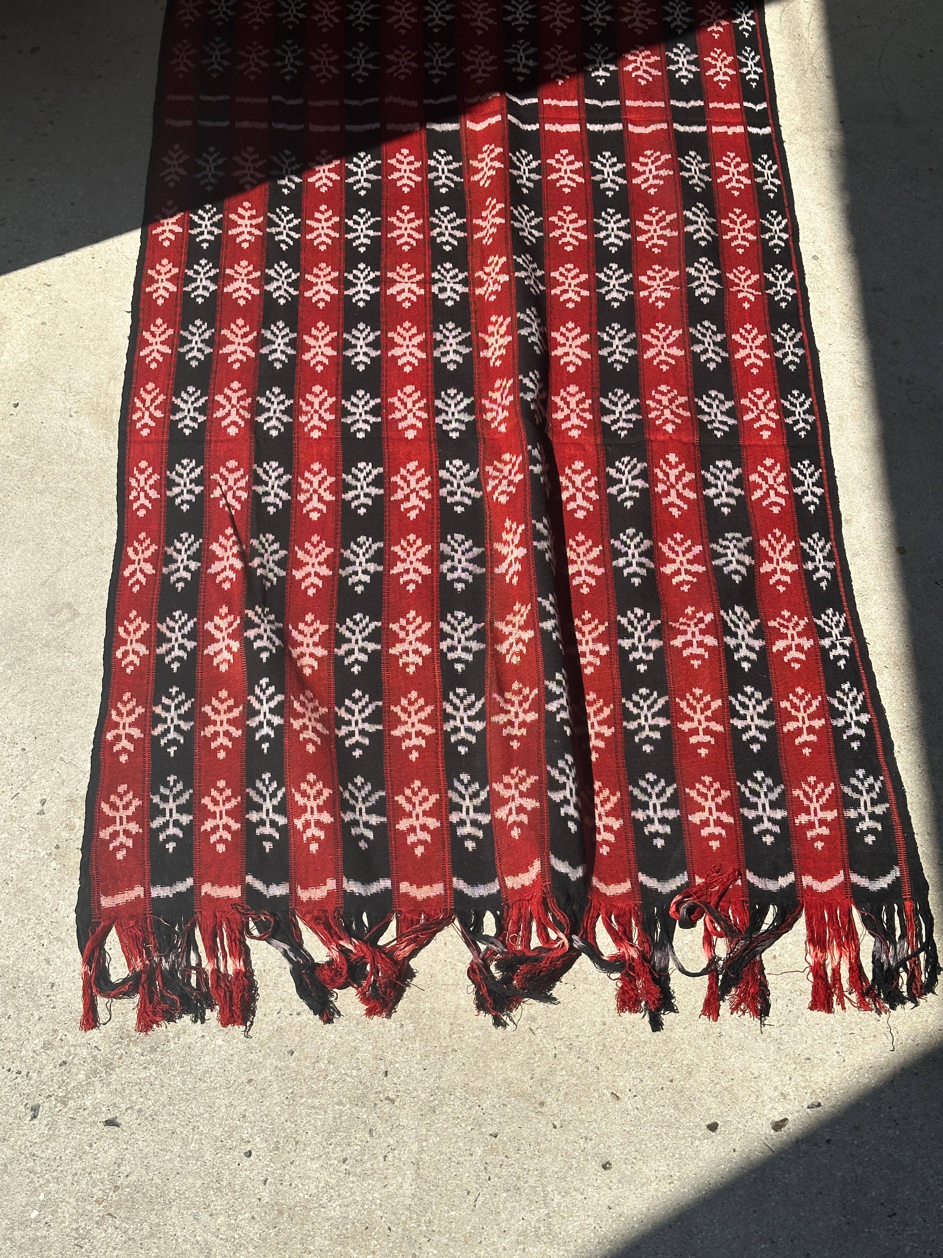 Office Objets - Wholesale Coverlet - Ikat, traditional Indonesian fabric from the island of Savu (Timor) red and black 2m25x7521