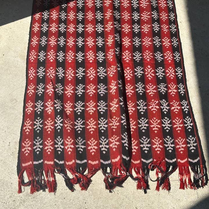 Office Objets - Wholesale Coverlet - Ikat, traditional Indonesian fabric from the island of Savu (Timor) red and black 2m25x7521