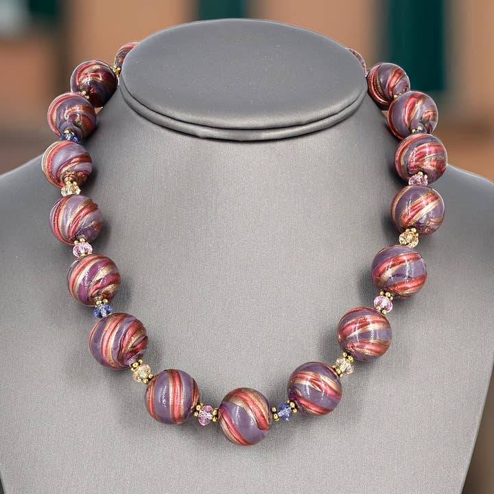 Collar de bolas de cristal de Murano con forma de espiral redonda morada y roja con cristales austriacos para venta al por mayor de Viktoria Simonë