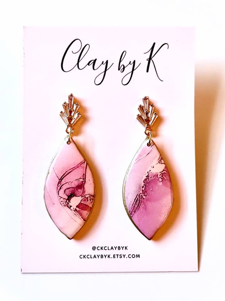 Boucles d'oreilles en argile aquarelle rose pour la vente par Clay by K