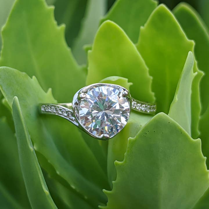 Bague Bypass pour la vente par Halley Reh Moissanite Jewelry