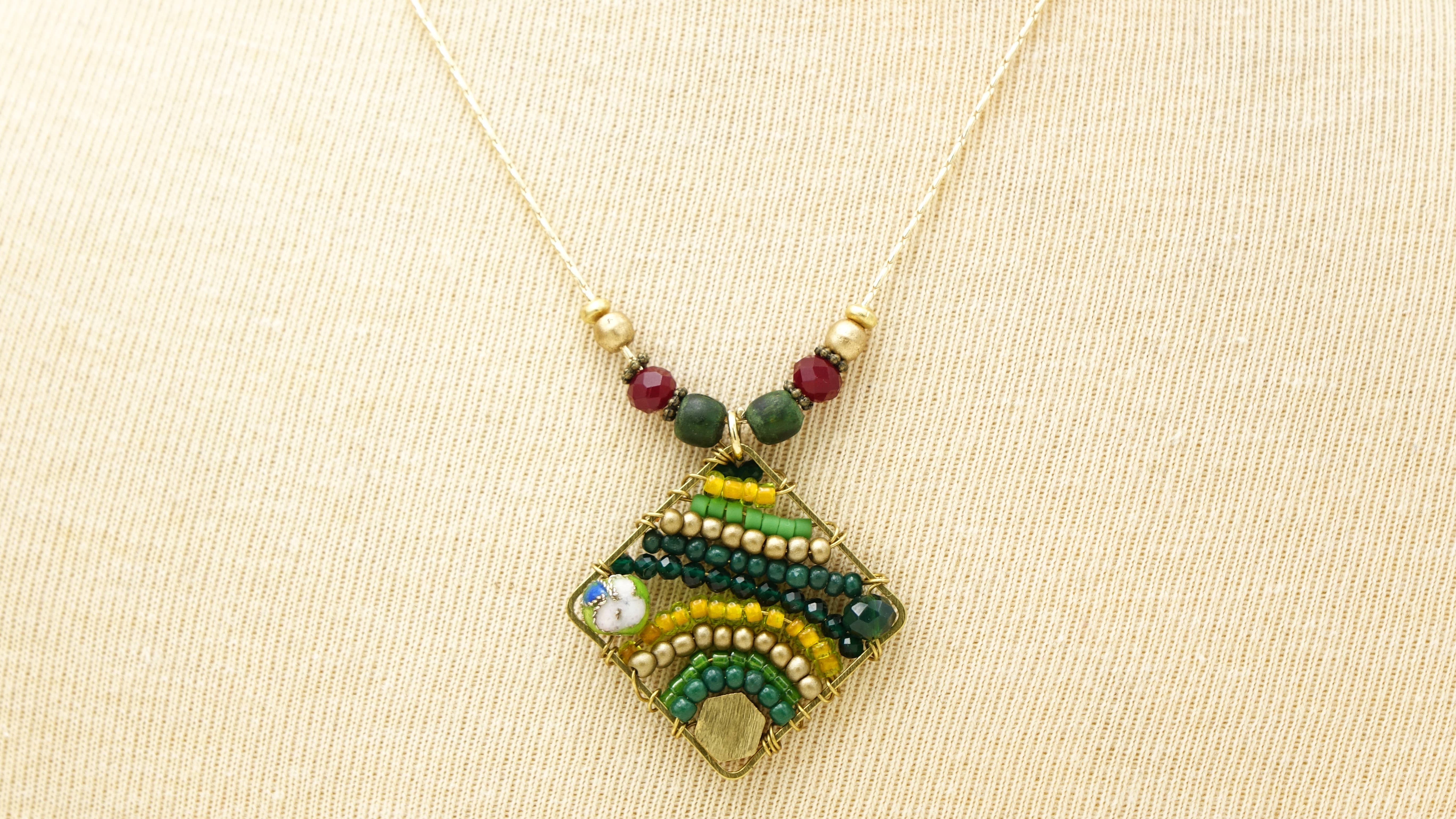 Verna Artisan Works – Großhandel Kette mit Anhänger/Charm – Boho-Halskette, handverdrahtet, Wald2