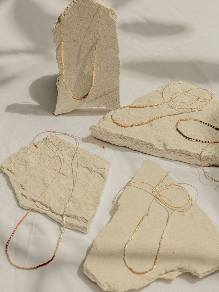 Collar con cuentas doradas para venta al por mayor de Village Thrive