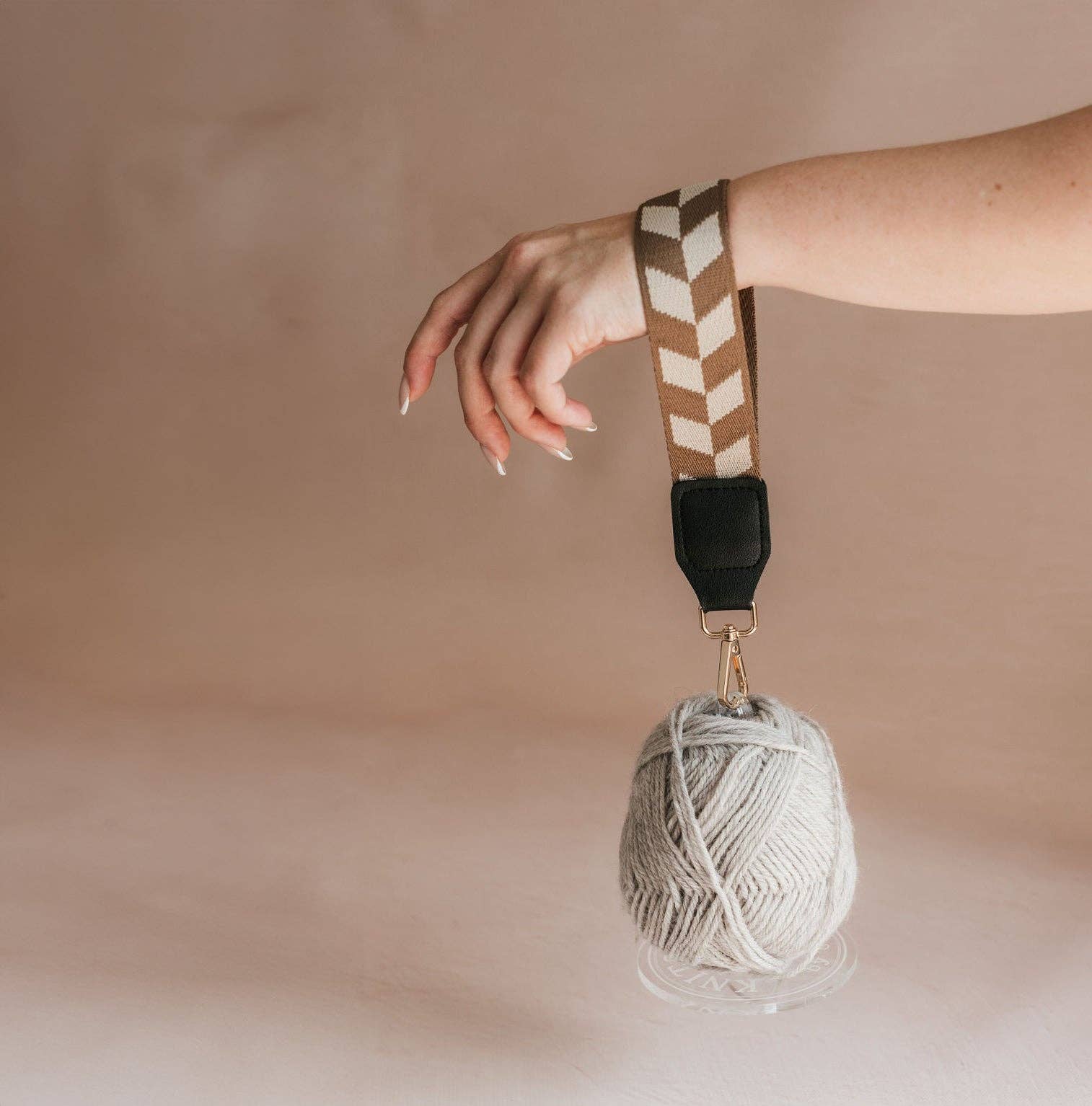 KNITS by ce AB – Engroshandel Strikke-/hækleartikler – Garnkompisen – stilfuld akrylholder til garn op til 150 g