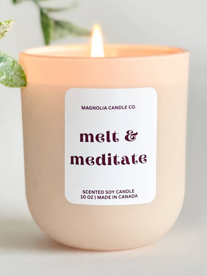 Sciogli & Medita | Candela di Soia per la Cura di Sé | 10oz per la vendita all'ingrosso da parte di Magnolia Candle Company