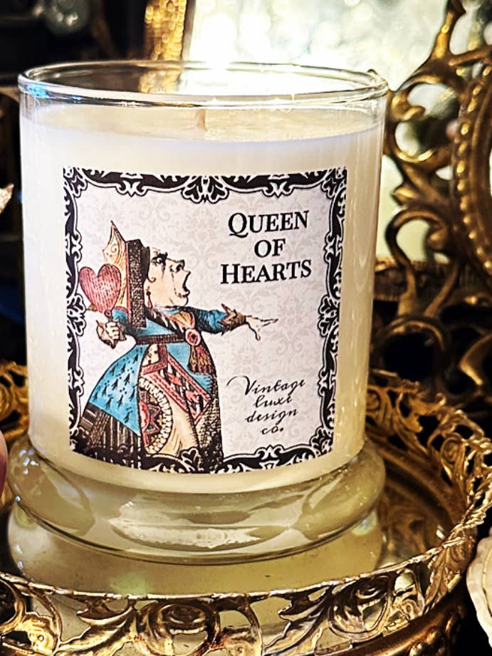 Bougie en cire de soja Queen of Hearts Alice Wonderland 10 oz pour la vente par Vintage Luxe Design Co.