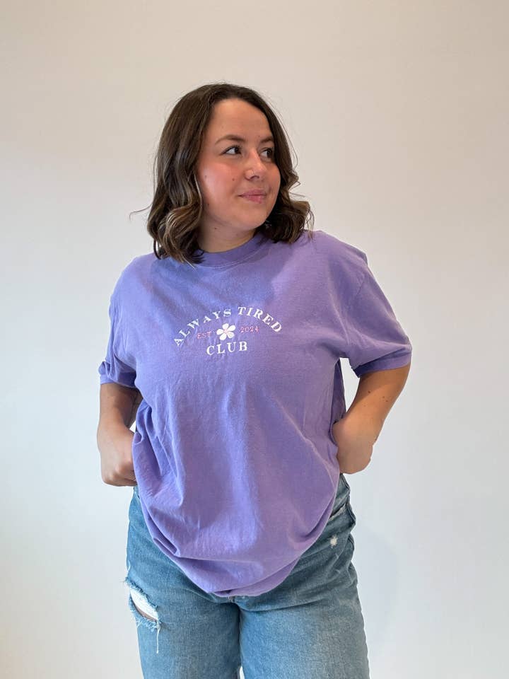 Brenna M & Co - Vente T-shirt – femme - T-shirt brodé "Toujours fatigué" Sensibilisation à la santé mentale2