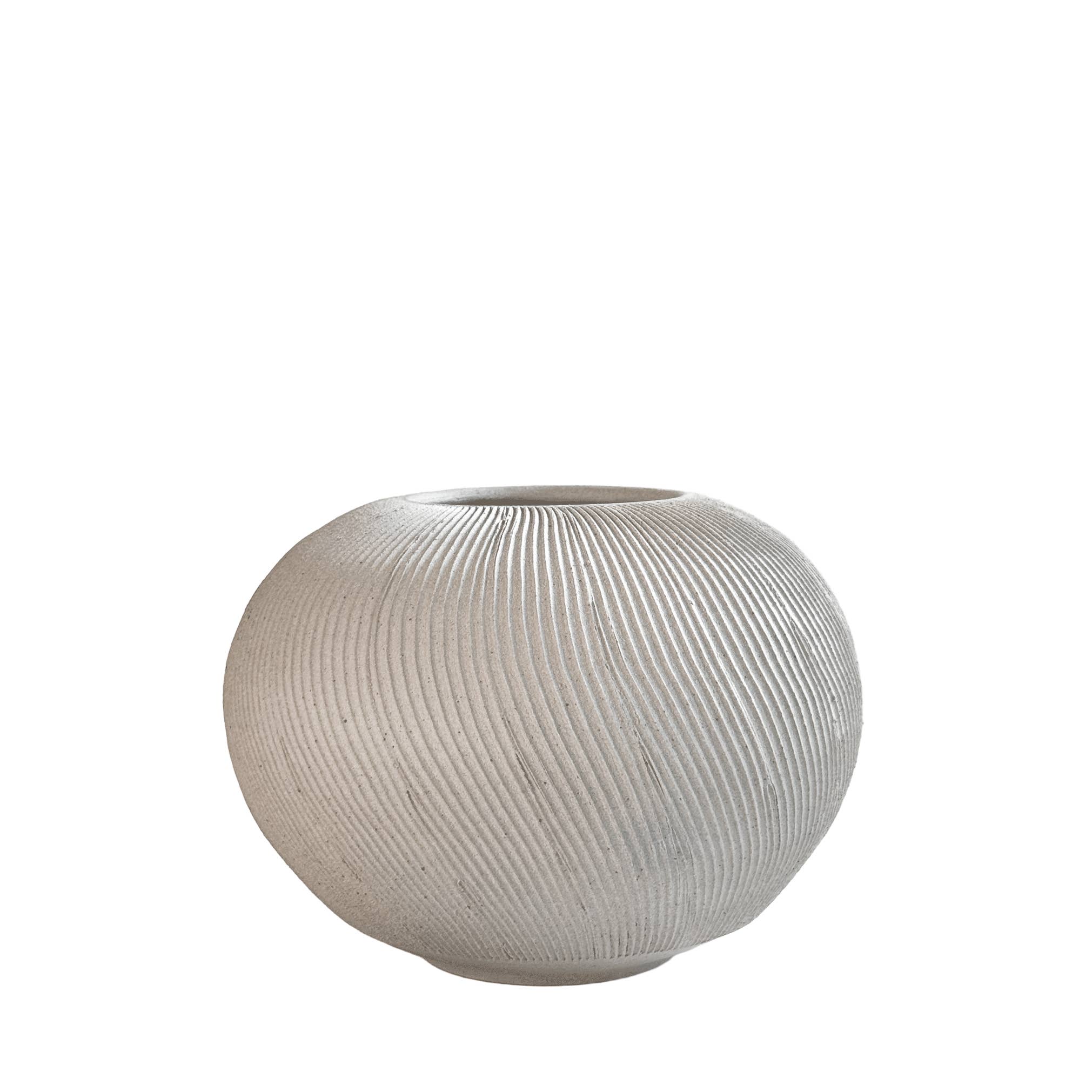 Vase côtelé en quartzite 102 pour la vente par SOMBRA