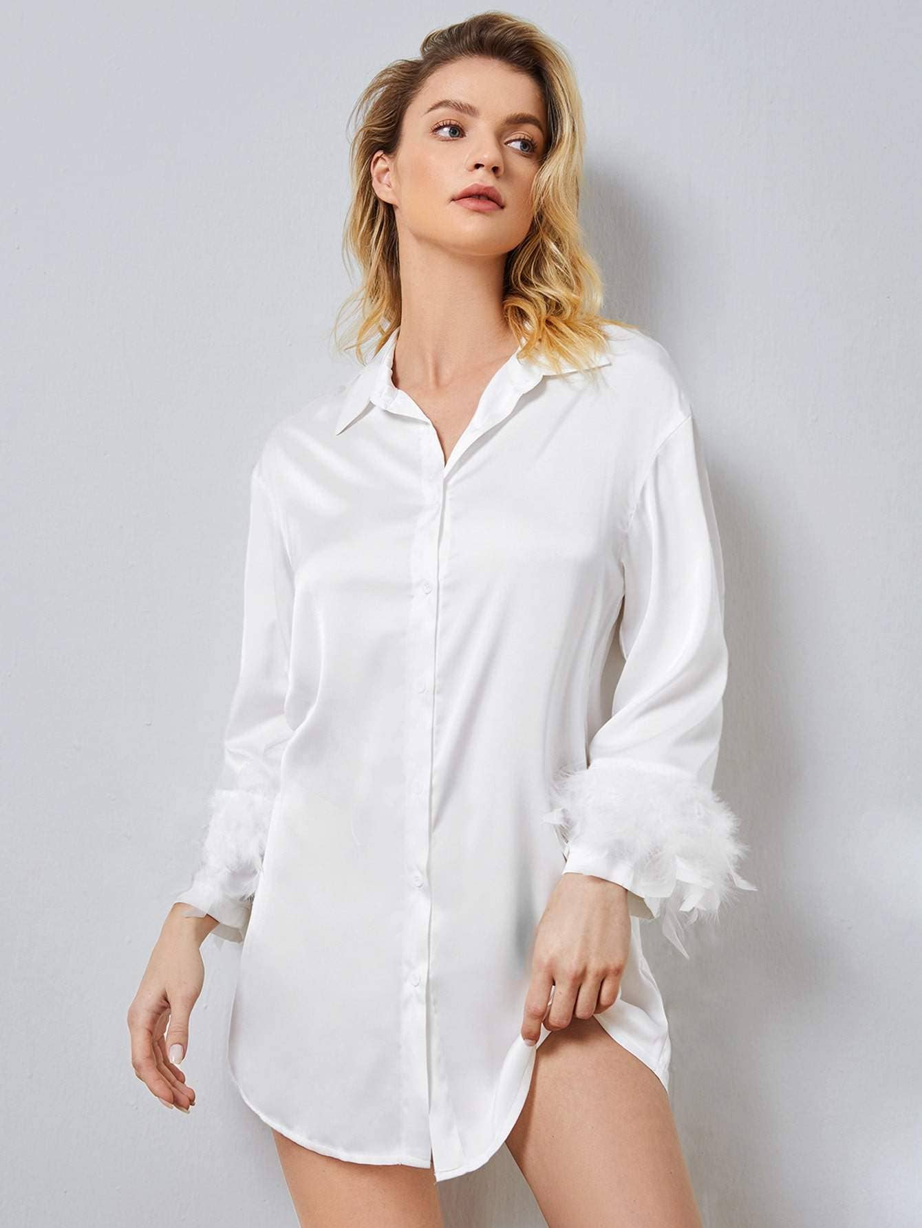 BLANC robe de nuit en satin à revers contrastés sur le devant en vente sur Faire6