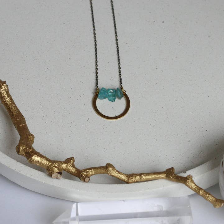 Colar Círculo de Cristal e Latão da Apatite por atacado de Kaiko Studio