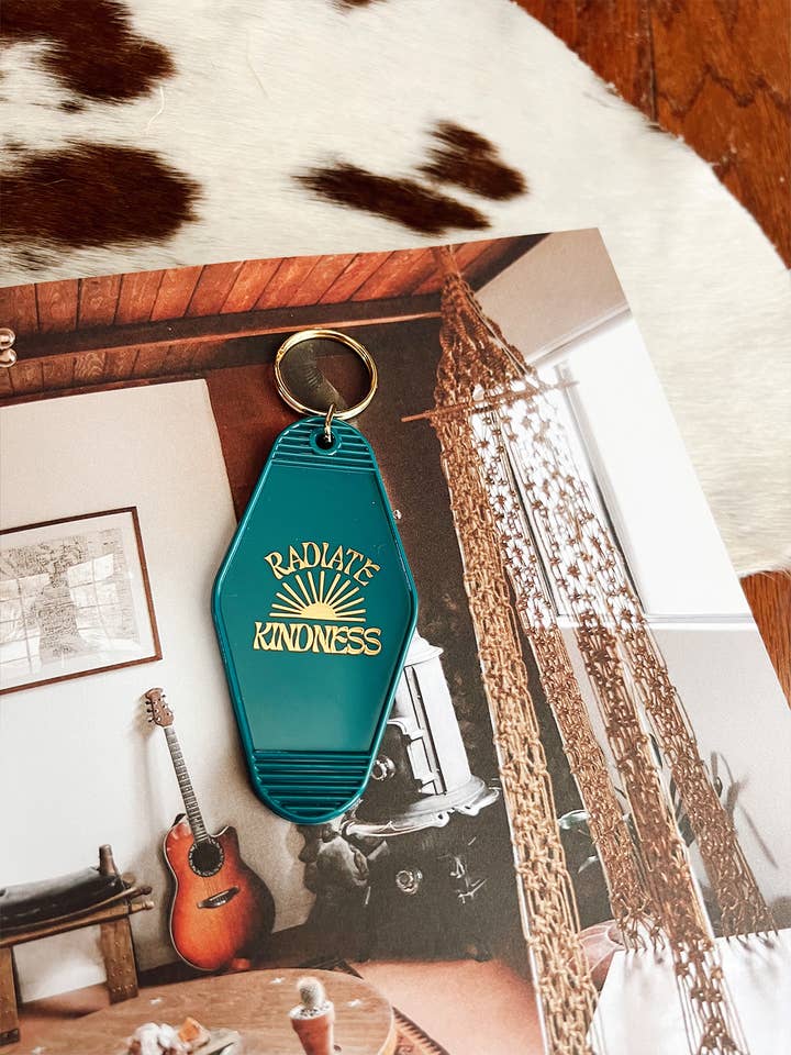 Strahle Freundlichkeit Motel-Schlüsselanhänger (Türkis & Gold) für den Großhandel von Maddon and Co