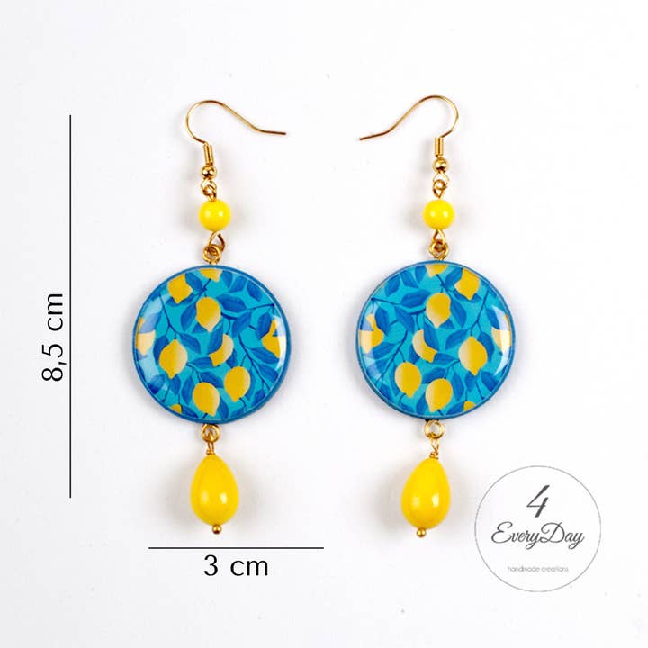 4everyday Handmade - Venta al por mayor Pendientes colgantes - Pendientes de madera y resina - Limones sobre fondo azul