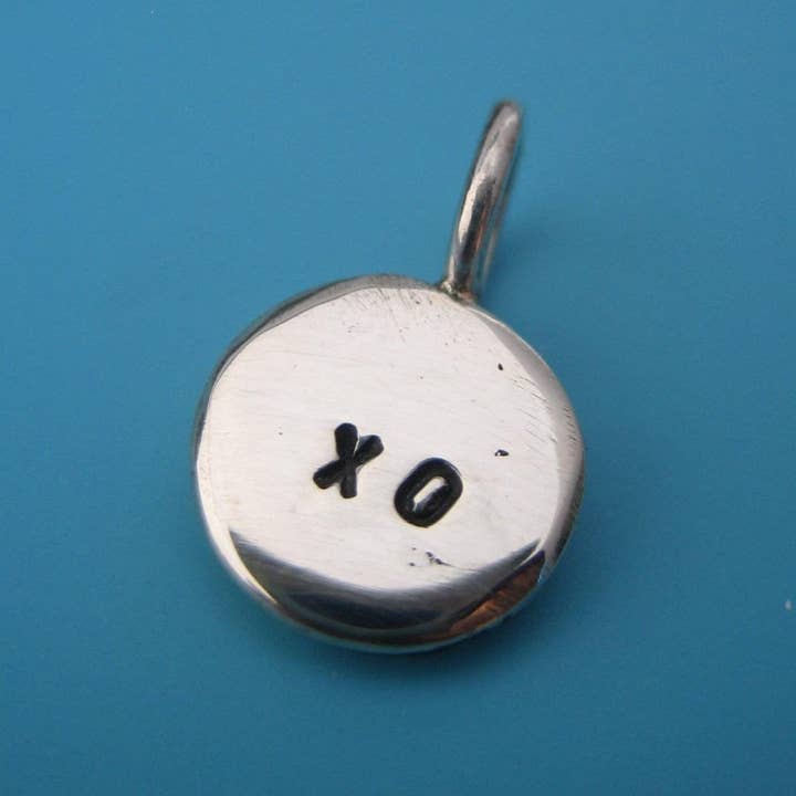 iNk Jewelry – Engroshandel Vedhæng/charm – Genanvendt sølv KISS og HUG CHARM xoxo - tilføj initialer af iNk Jewelry