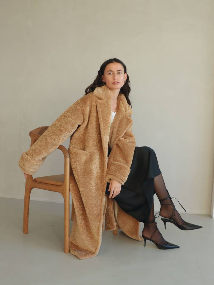 Fuskpälsrock i mjukt, miljövänligt material med stilren oversized design för wholesale av Lntc.store