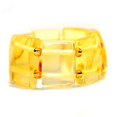 Bague en ambre poli citron sur bandes élastiques pour la vente par The Natural Amber