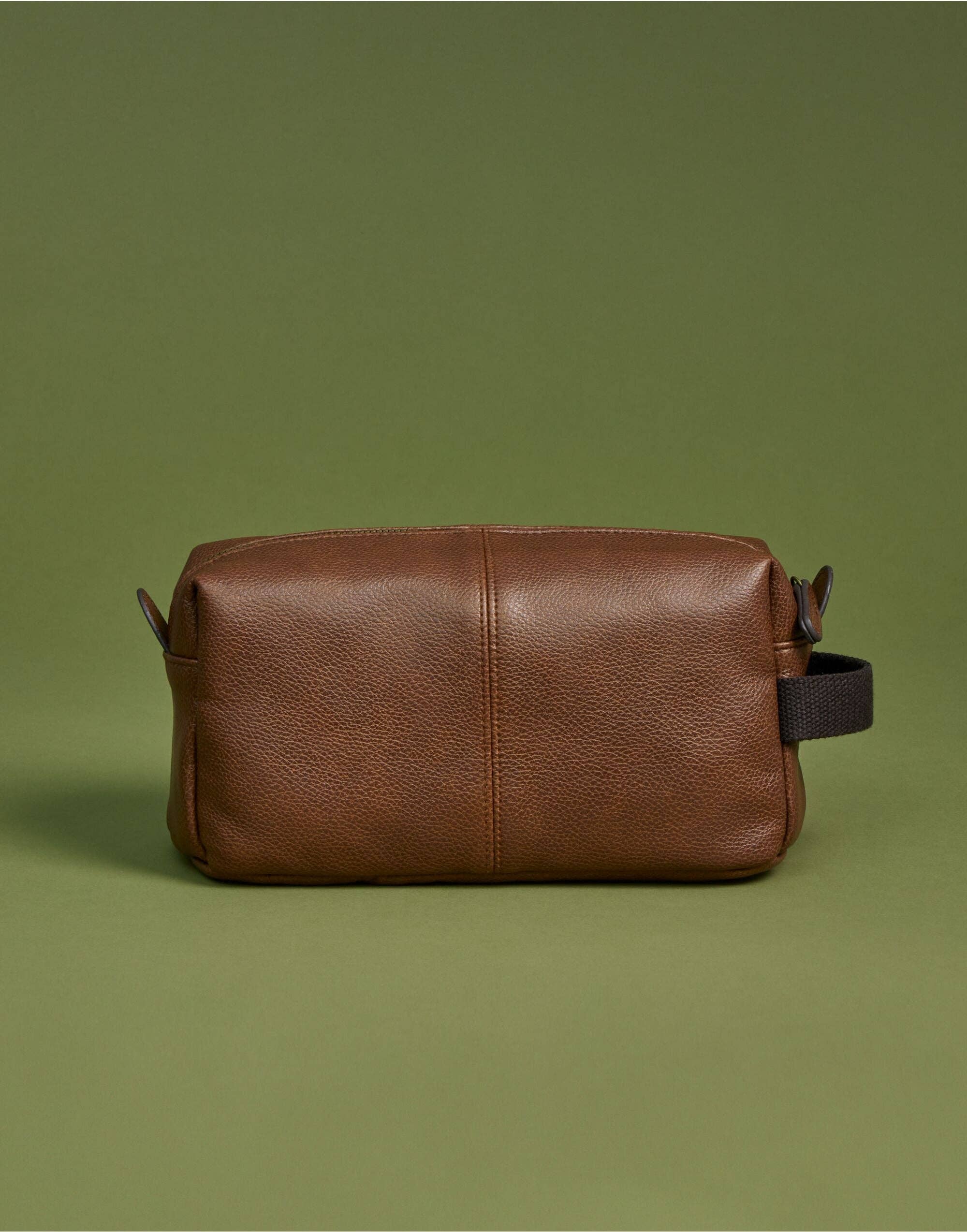 Logo Free Clothing – wholesale Toiletry bag – Unisex – Quadra NuHide® Washbag | 2 Litre Capacity | Faux Leather | Tan or Black | One Size4