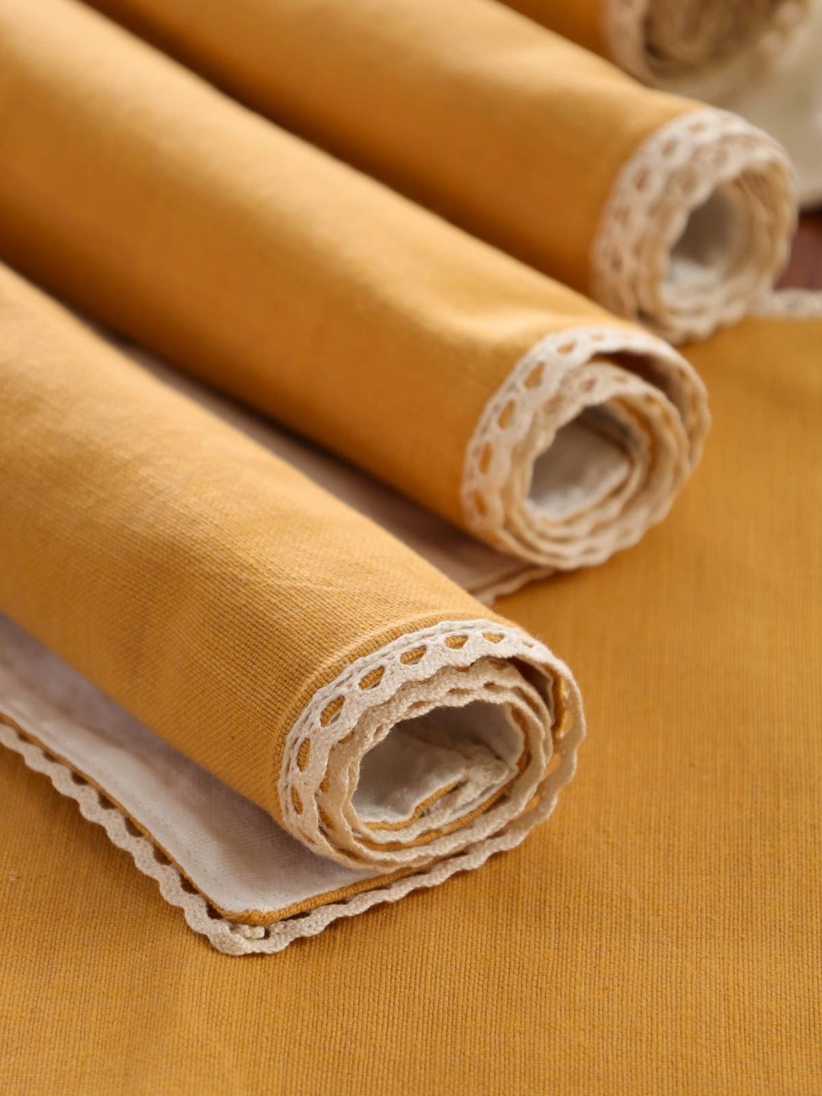 Mela Artisans - Vente Sets de table - Sets de table en crochet de coton moutarde et blanc cassé (30 cm x 45 cm)0