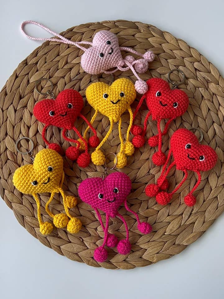Hjerte Karakter Nøglering med Arme og Ben – Håndlavet Hækling for engroshandel hos Emel Crochet