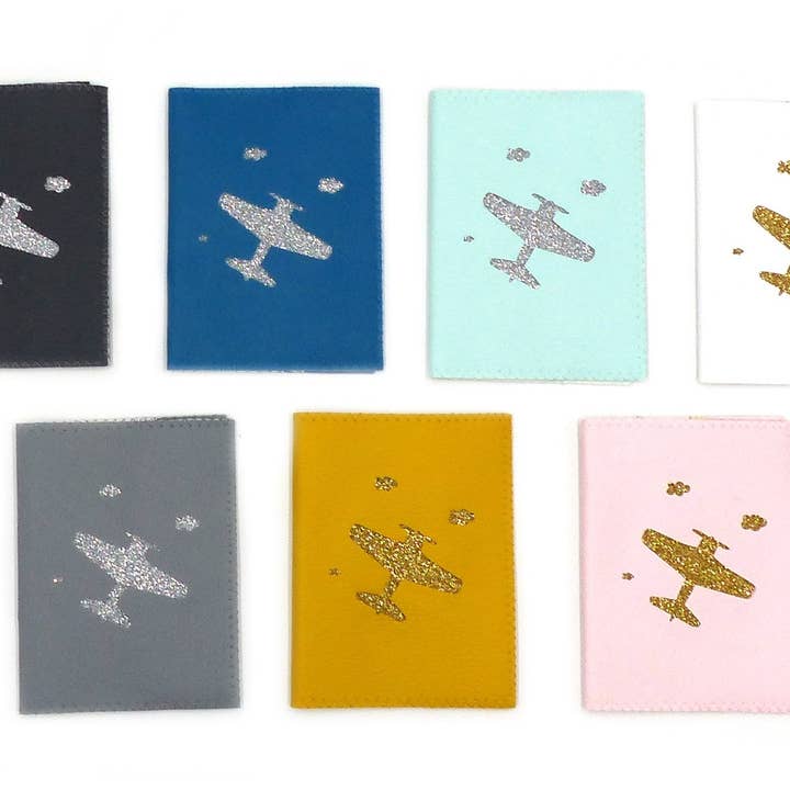 Protège passeport Avion pour la vente par Crapaud Chou