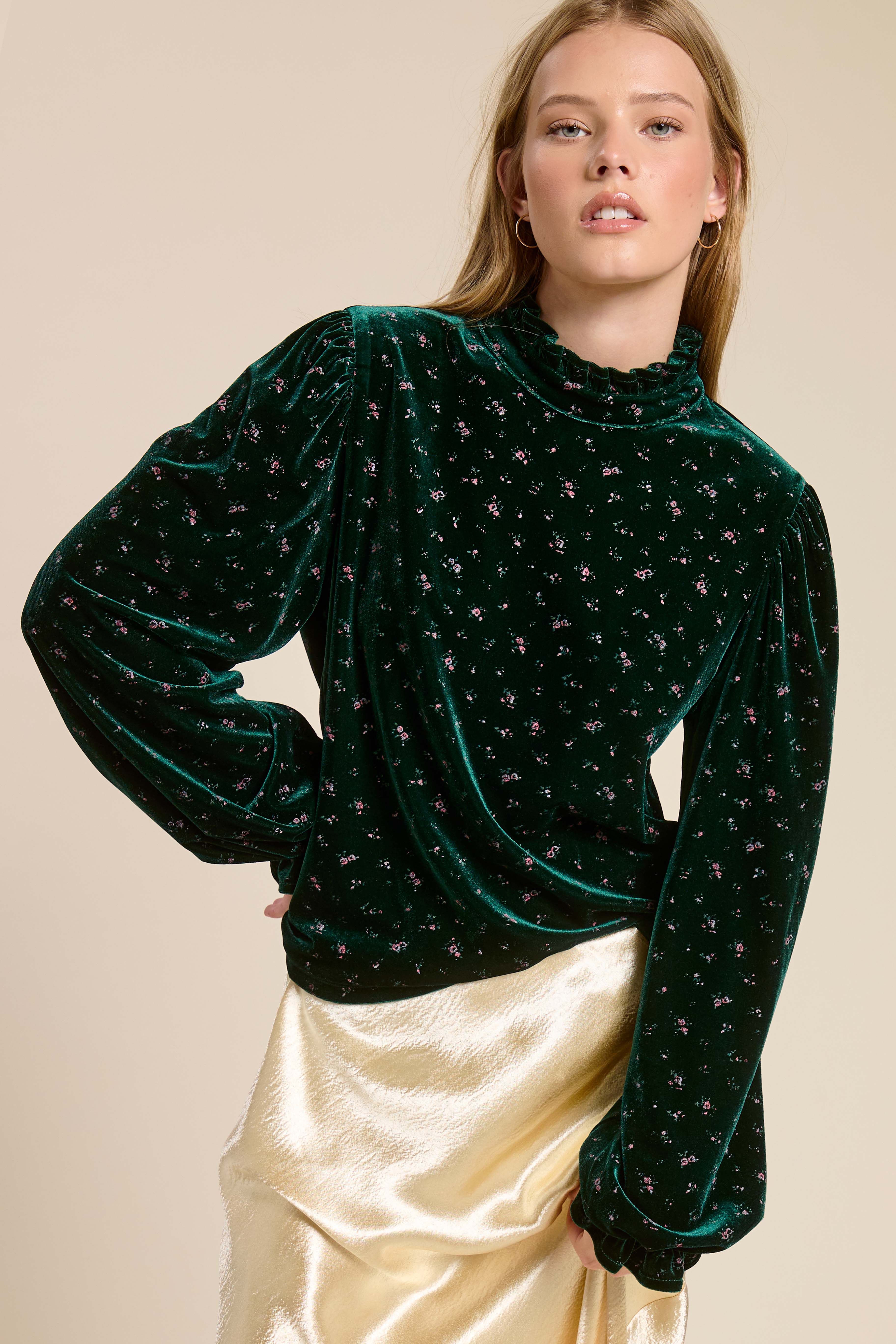 La Miel - Vente Chemisier – femme - HDT7718-Haut à manches longues avec col montant à volants en velours à motif floral12