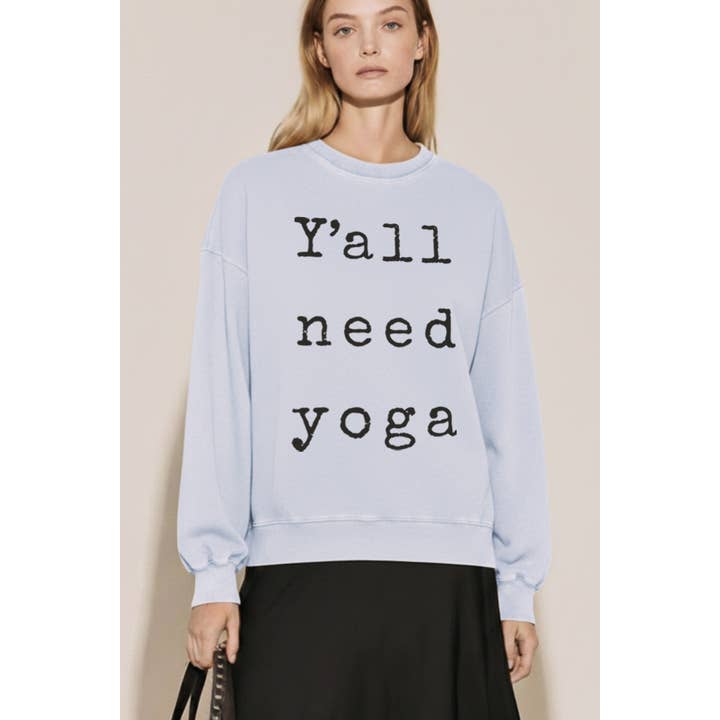 "Y'ALL NEED YOGA" GRAFISK MINERALVASKET SWEATSHIRT for engroshandel hos VINTAGE POINT USA