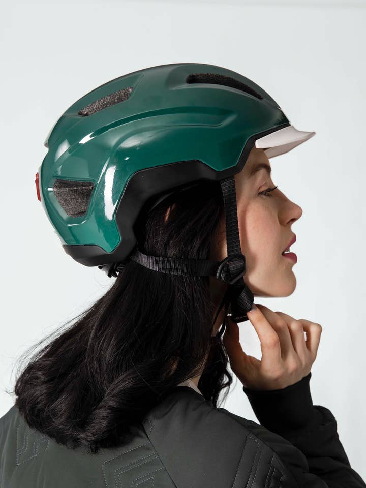 Casco da bici luminoso ALIX - Verde bottiglia / Ecru per la vendita all'ingrosso da parte di TOMO Clothing