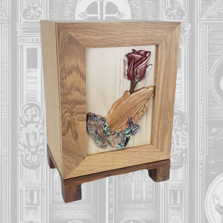 Urne Mains en prière - Bois fait main et nacre sh pour la vente par Positive Urns