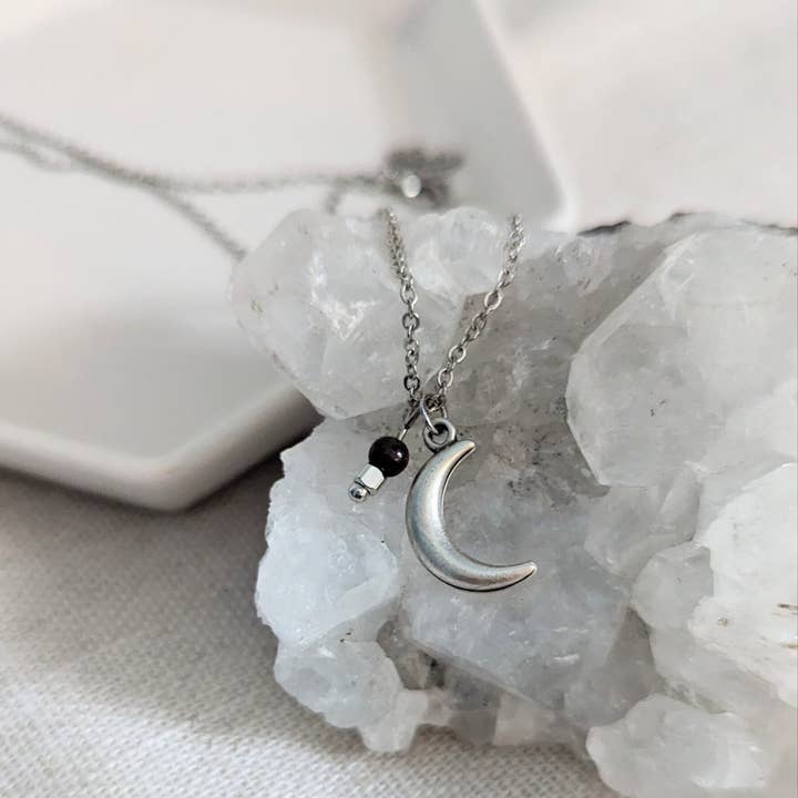 Collier en forme de croissant de lune illuminé pour la vente par Bliss Vibez