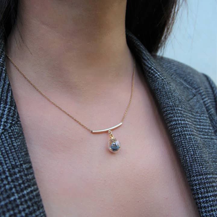 Collier en forme de sphère en verre et béton, type I, noir pour la vente par Doty Chou Objects