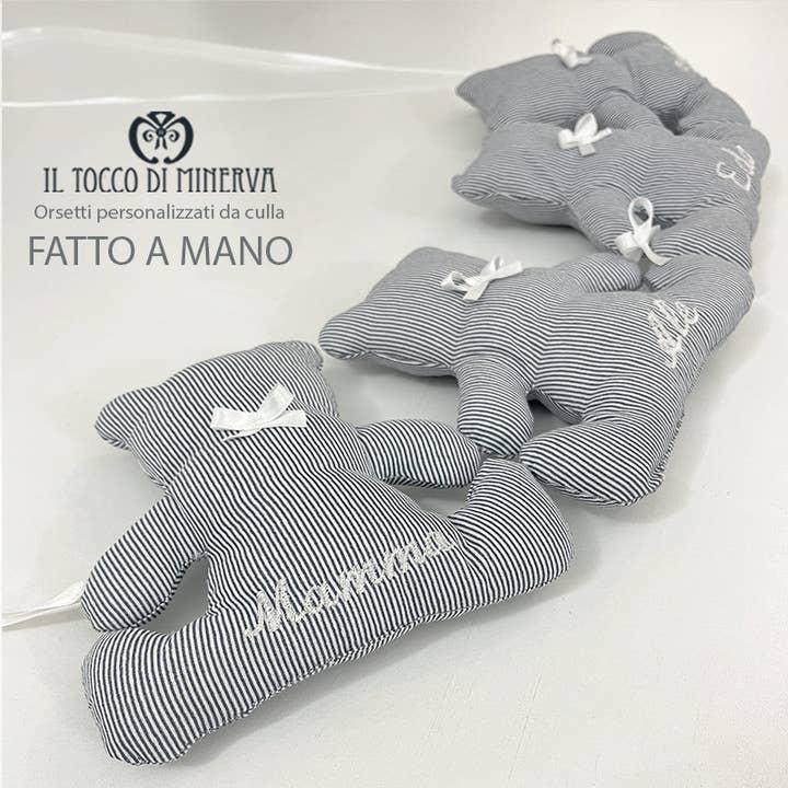Nounours personnalisés pour berceau - Fait à la main pour la vente par Il Tocco di Minerva