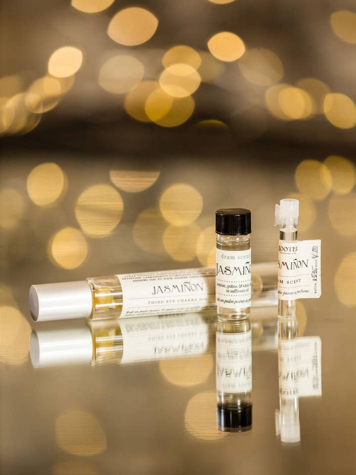 Olio essenziale roll-on al profumo di Jasmiñon Dram Chakra per la vendita all'ingrosso da parte di Rooted Apothecary